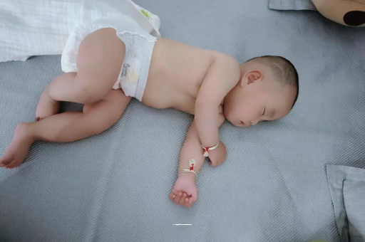 东台两个月宝宝肚子胀气